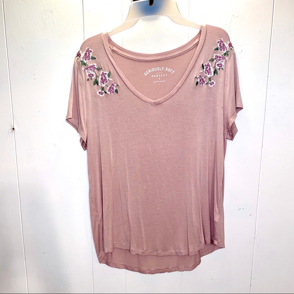 🌟 SERIOUSLY SOFT VNECK WITH FLOWER DETAIL 🌟